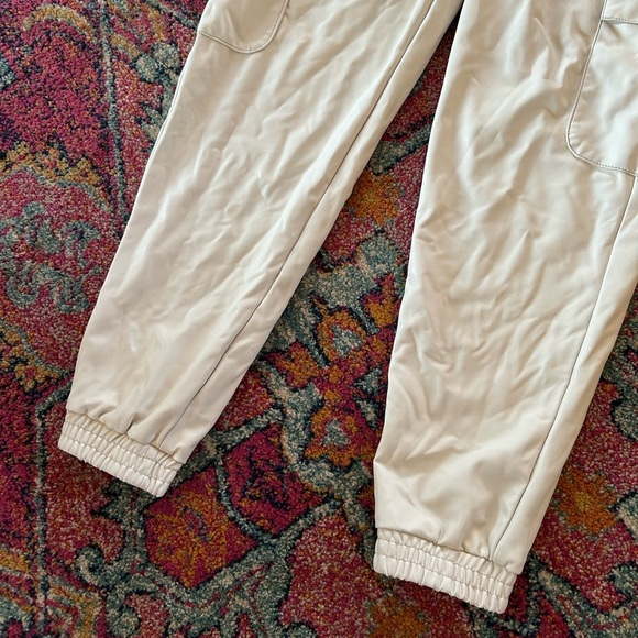 Abercrombie & Fitch | Women's Cream Faux Leather Pull On Cargo Jogger Pants sz M - Picture 3 of 13